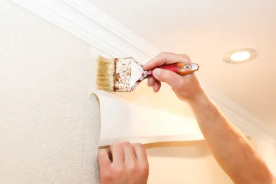 Pose de papier peint à la Devise — revêtements muraux et toiles de verre